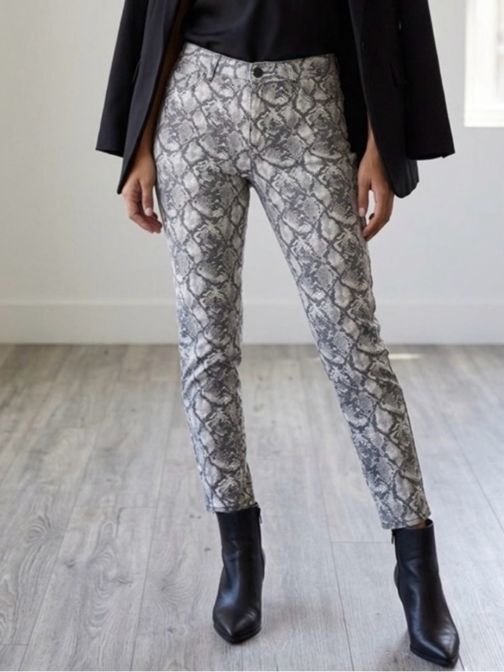 Seven7 NWT Tummyless High Rise Skinny Jeans Gray Snake Print Size 14